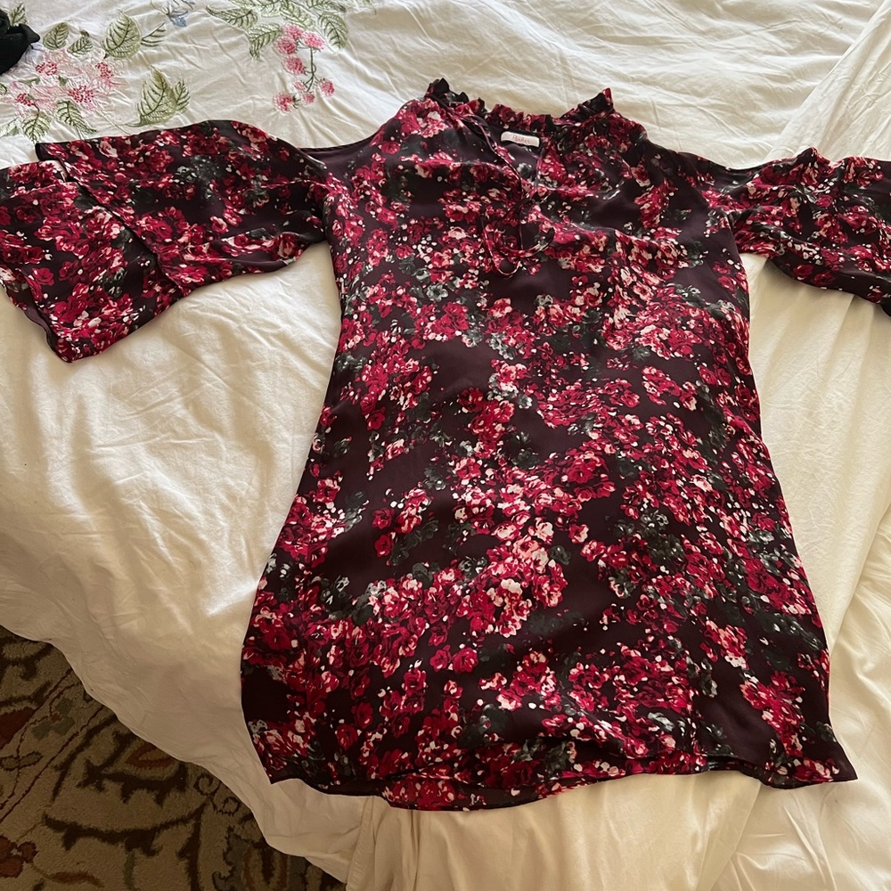 Dress with open shoulders